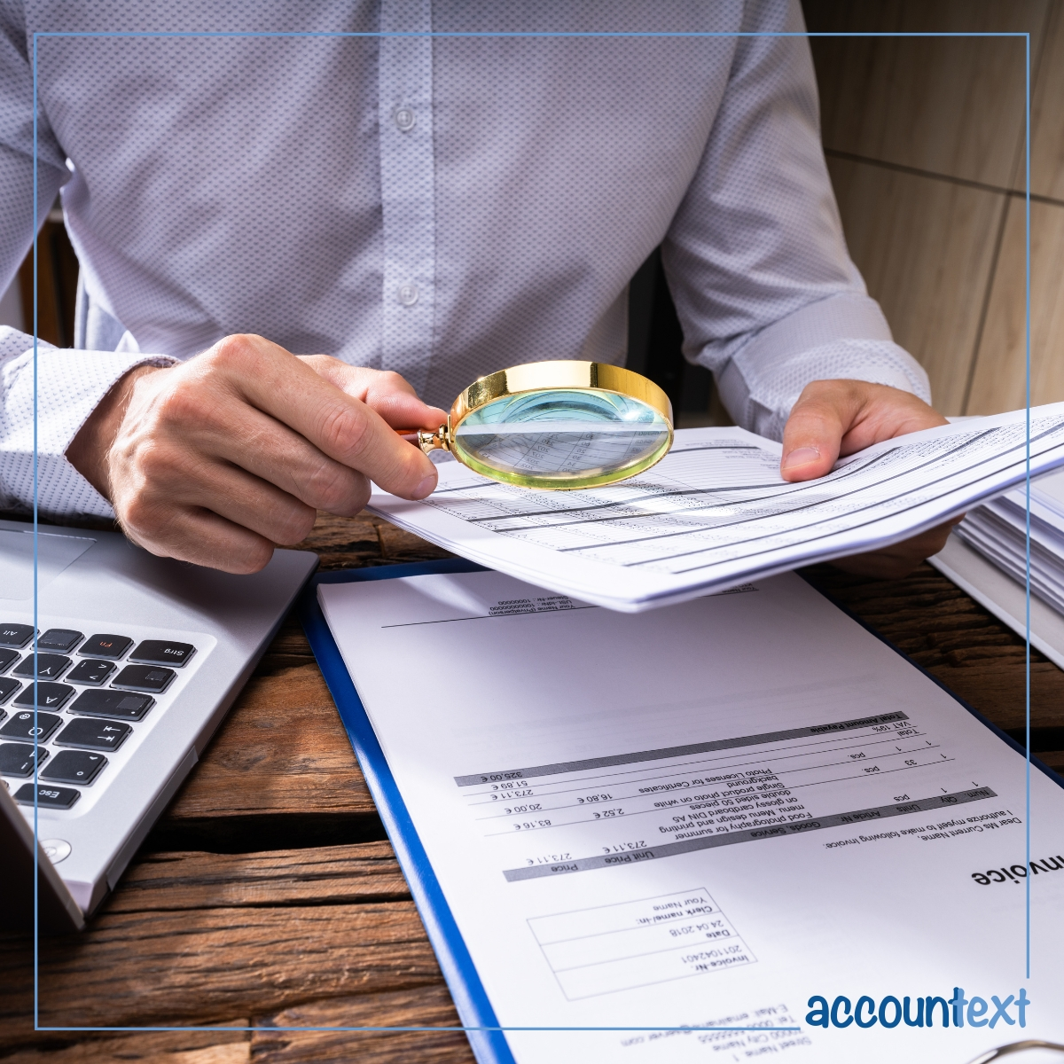 Uma mão com lupa analisando documentos