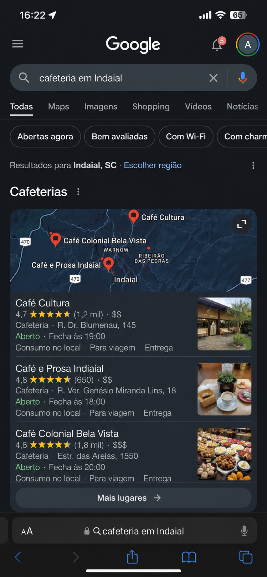 Celular mostrando a busca do nome de um comércio no Google, com o quadro de perfil da empresa ao lado do mapa, endereço e horário de funcionamento